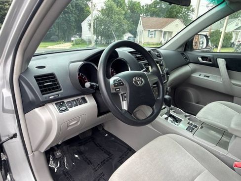 Used 2013 Toyota Highlander Plus AWD/4WD image 10