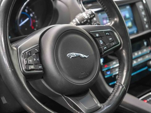 Used 2017 Jaguar F-PACE Premium image 21