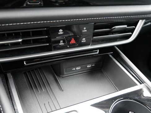 Used 2025 Volkswagen Atlas SE image 19