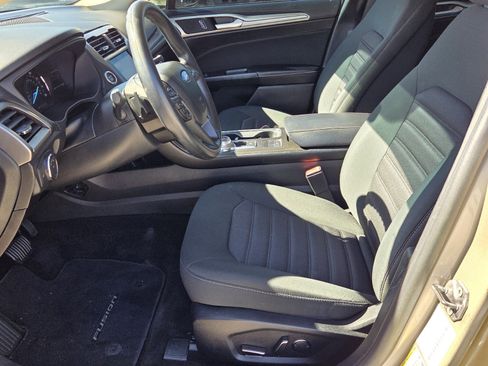 Used 2018 Ford Fusion SE w/ Fusion SE Technology Package image 4