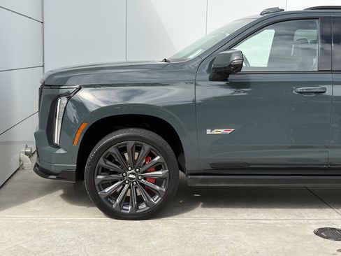 Certified 2025 Cadillac Escalade ESV V AWD/4WD image 5