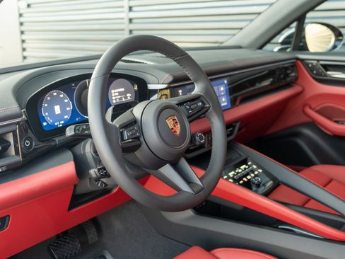 New 2026 Porsche Macan 4 Electric image 4