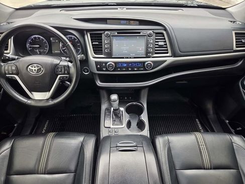 Used 2017 Toyota Highlander SE image 19
