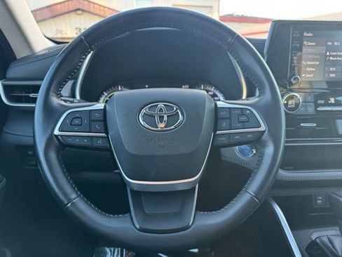 Used 2022 Toyota Highlander XLE AWD/4WD image 27
