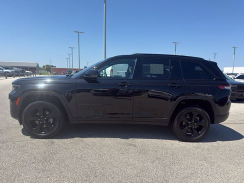 Used 2022 Jeep Grand Cherokee Altitude AWD/4WD image 6