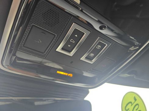 Certified 2025 Land Rover Range Rover Velar Dynamic SE image 33