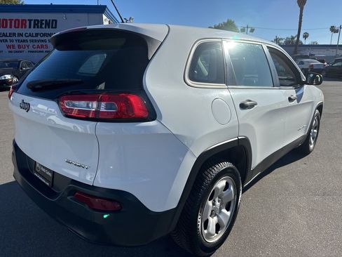 Used 2016 Jeep Cherokee Sport image 4