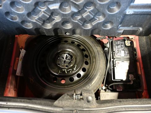 Used 2014 Dodge Challenger R/T RWD image 38