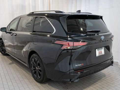 Used 2022 Toyota Sienna XSE image 3