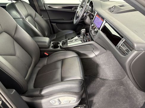 Certified 2024 Porsche Macan AWD/4WD image 25