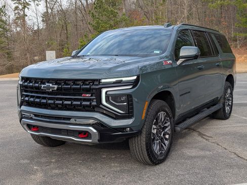 Used 2025 Chevrolet Suburban Z71 w/ Comfort Package image 5