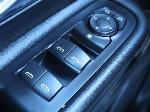 Used 2024 GMC Terrain SLT image 17