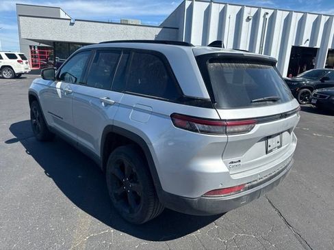 Used 2023 Jeep Grand Cherokee Altitude AWD/4WD image 7
