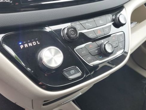 Certified 2024 Chrysler Pacifica Touring-L image 18