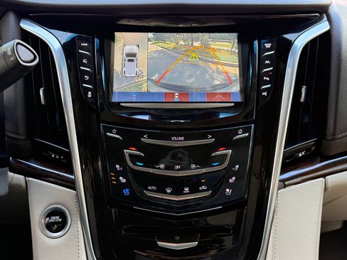 Used 2017 Cadillac Escalade Luxury RWD image 31