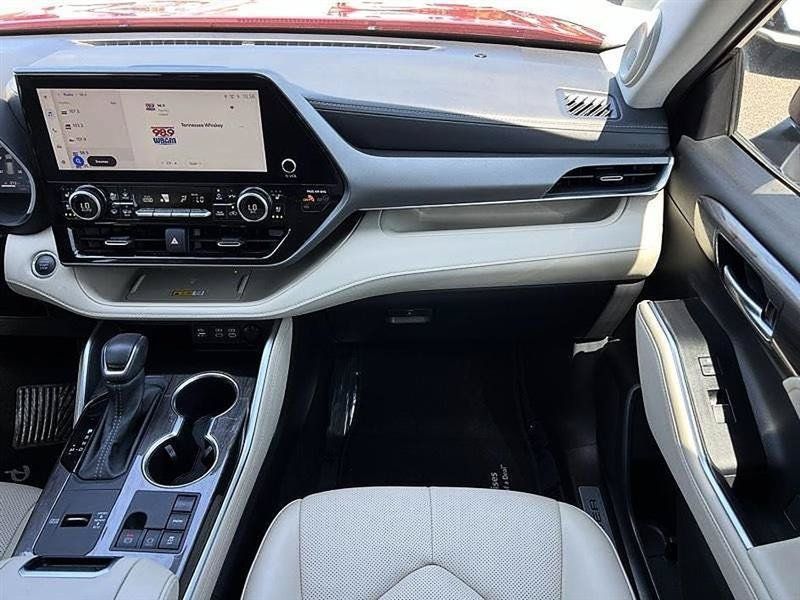 Used 2025 Toyota Highlander Limited FWD image 19