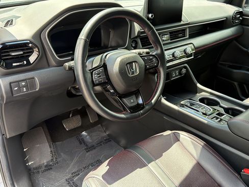 Used 2025 Honda Pilot Black Edition image 4