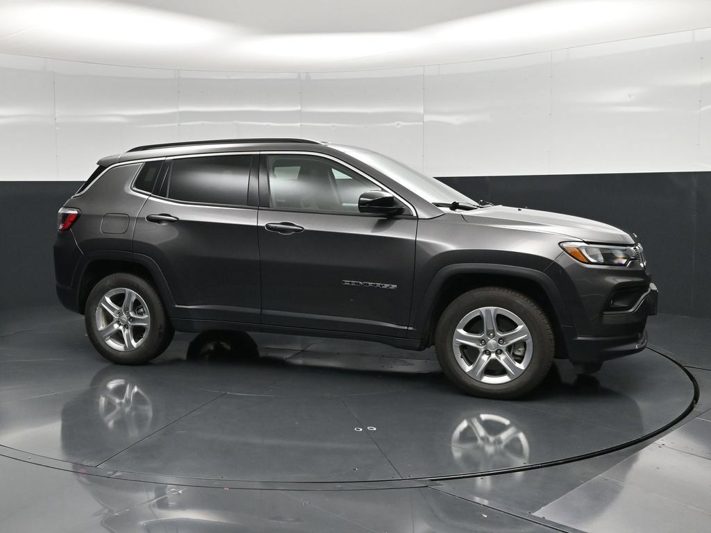 Used 2024 Jeep Compass Latitude AWD/4WD image 4