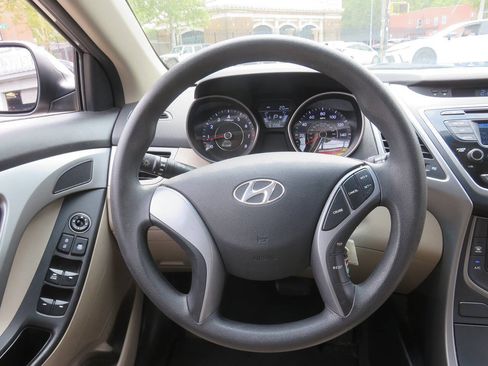 Used 2016 Hyundai Elantra SE FWD image 14