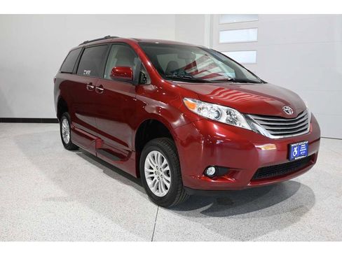 Used 2015 Toyota Sienna XLE w/ XLE Navigation Package FWD image 3