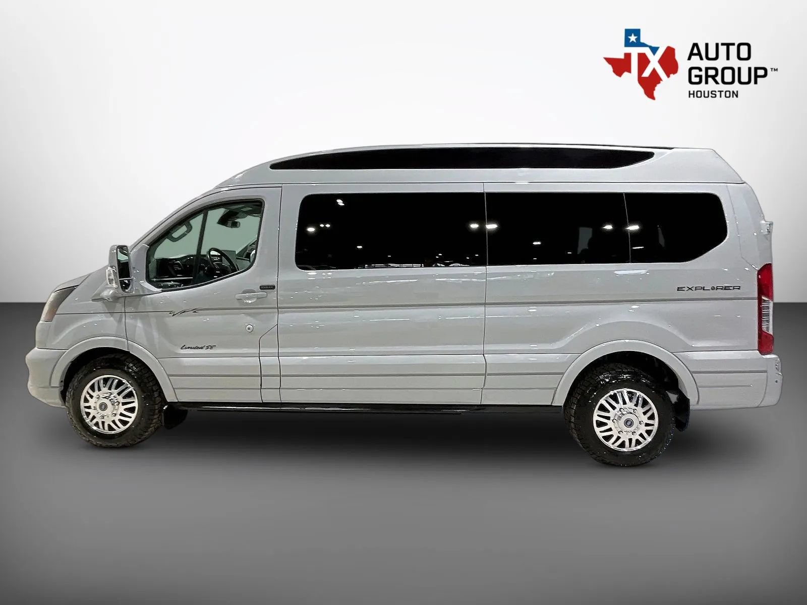 Used 2023 Ford Transit 150 Low Roof AWD image 10