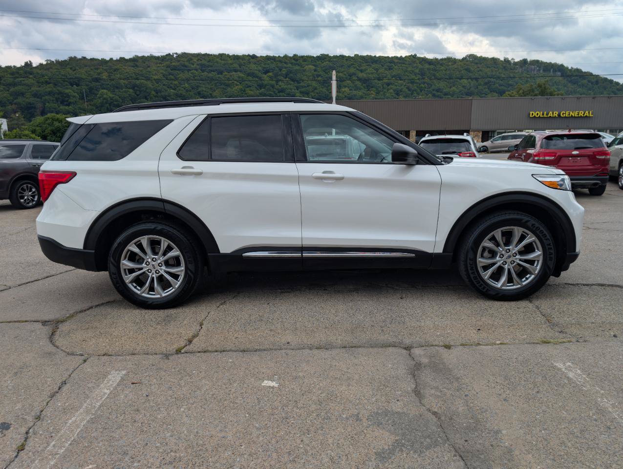 Used 2021 Ford Explorer XLT w/ Equipment Group 202A AWD/4WD image 8