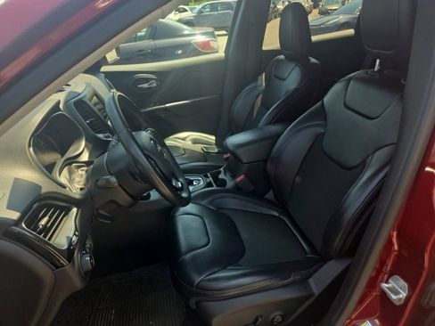 Used 2019 Jeep Cherokee Latitude Plus AWD/4WD image 6
