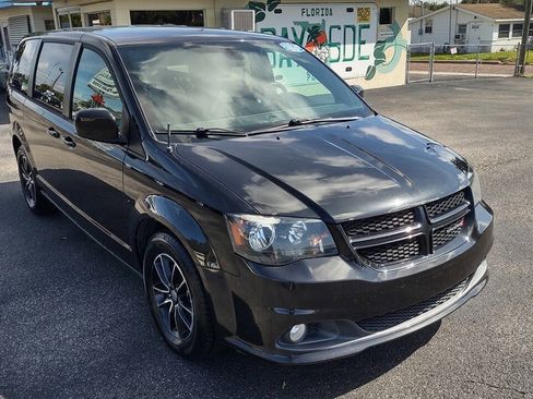 Used 2018 Dodge Grand Caravan SXT w/ Blacktop Package FWD image 3