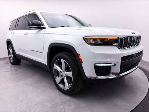 Used 2021 Jeep Grand Cherokee L Limited w/ Luxury Tech Group II image 11