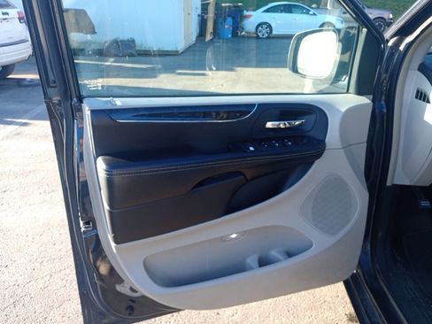 Used 2014 Chrysler Town & Country Touring image 18