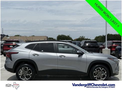 Certified 2025 Chevrolet Trax LT w/ LT Convenience Package FWD image 3