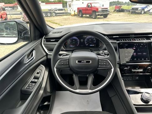 Used 2024 Jeep Grand Cherokee Altitude AWD/4WD image 13
