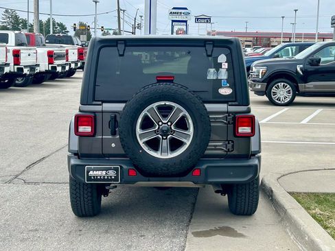 Used 2018 Jeep Wrangler Unlimited Sahara image 5