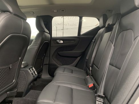 Used 2025 Volvo XC40 B5 Core image 32