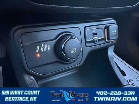 Certified 2023 Jeep Renegade Latitude AWD/4WD image 19