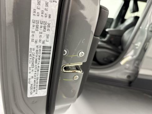 Used 2019 Jeep Cherokee Limited image 37