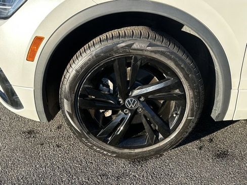 Used 2023 Volkswagen Tiguan SE R-Line image 8