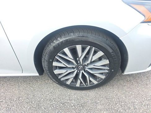 Used 2024 Nissan Altima 2.5 SV FWD image 9