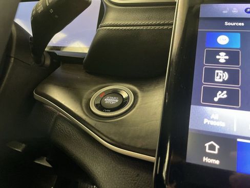 Used 2023 Jeep Grand Cherokee Limited image 11