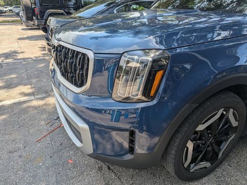 Used 2023 Kia Telluride EX w/ EX Captain's Chair Package FWD image 4