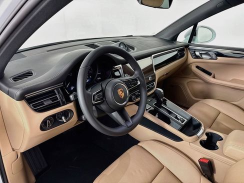 Certified 2026 Porsche Macan AWD/4WD image 4