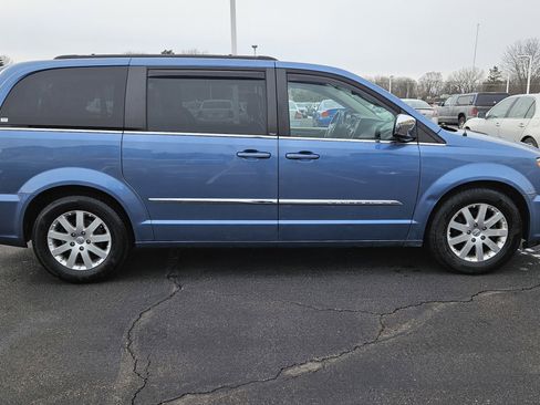 Used 2011 Chrysler Town & Country Touring-L w/ Driver Convenience Group image 3