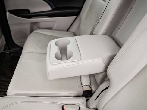 Used 2019 Toyota Highlander XLE image 34