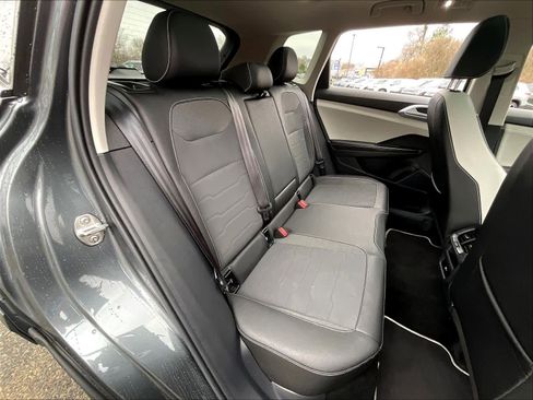 Used 2025 Volkswagen Taos SE w/ Panoramic Sunroof Package image 16