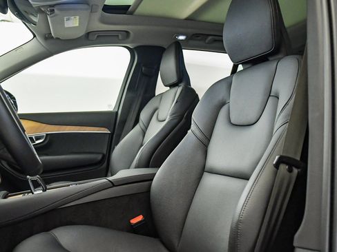 Certified 2025 Volvo XC90 B6 Plus image 18