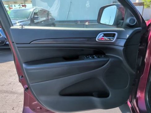 Used 2020 Jeep Grand Cherokee Laredo AWD/4WD image 18