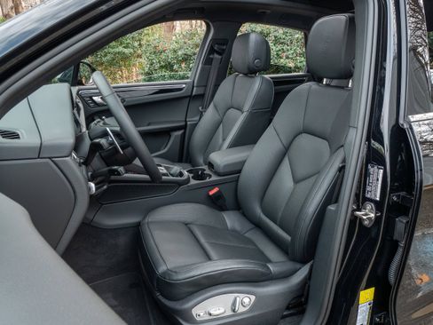 Certified 2025 Porsche Macan AWD/4WD image 5