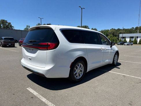Used 2024 Chrysler Pacifica Touring-L FWD image 5