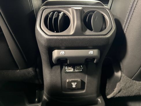 Used 2019 Jeep Wrangler Unlimited Sahara AWD/4WD image 19