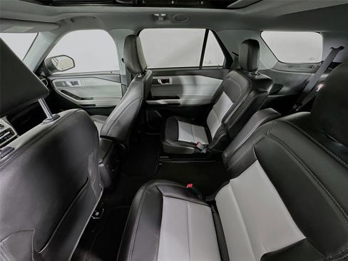 Used 2022 Ford Explorer XLT w/ Equipment Group 202A image 11